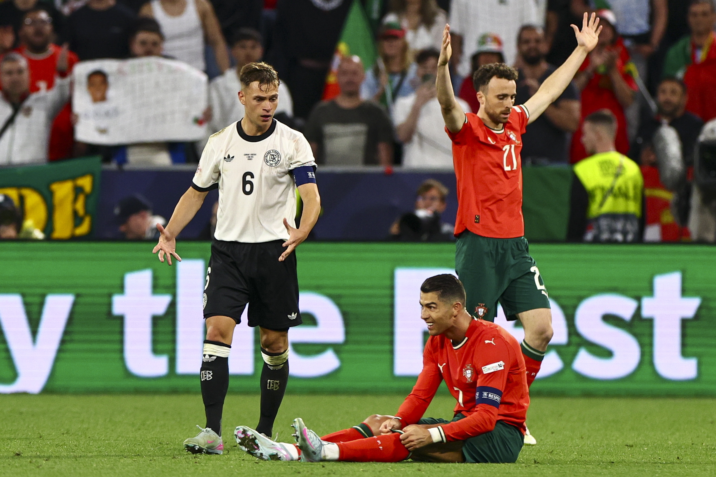 包含冲刺阶段葡萄牙体育备战英超；防线松动细节曝光；管理层满意；球队文化再被提及的词条