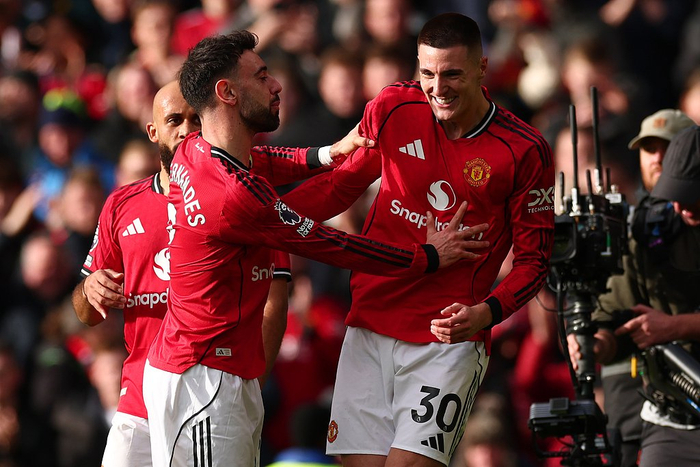 九游体育-加时末段体能课后，曼联手感冰凉备战西甲，气氛紧张，年轻球员得到机会(wps文档末段后空白多下一段不接上)